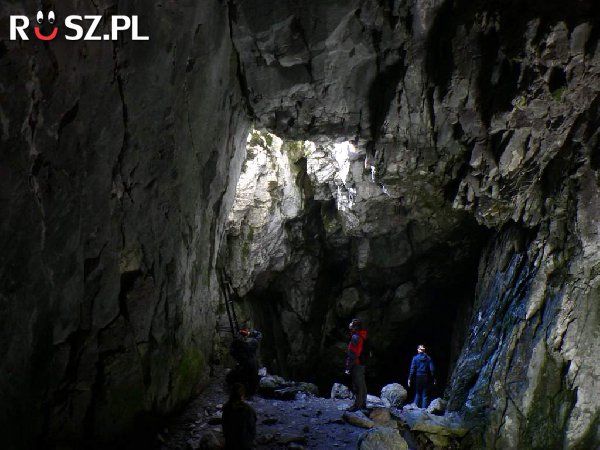 Jakiej głębokości jest jaskinia Krubera ?