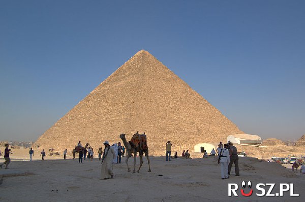 Przez ile lat budowano piramidę Cheopsa?
