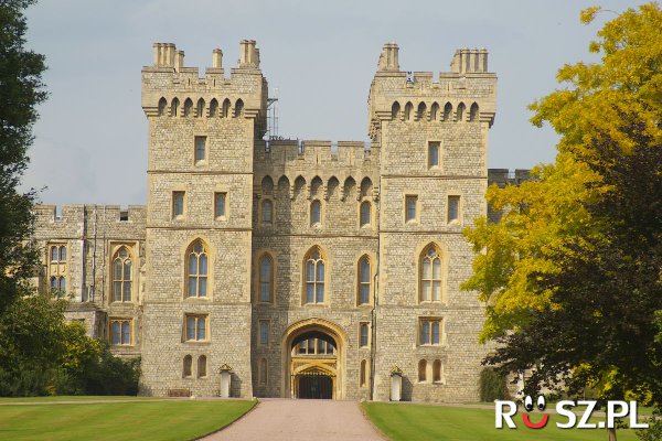 Jaką powierzchnię zajmuje największy zamieszkany zamek ?